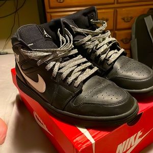 Jordan 1 mid